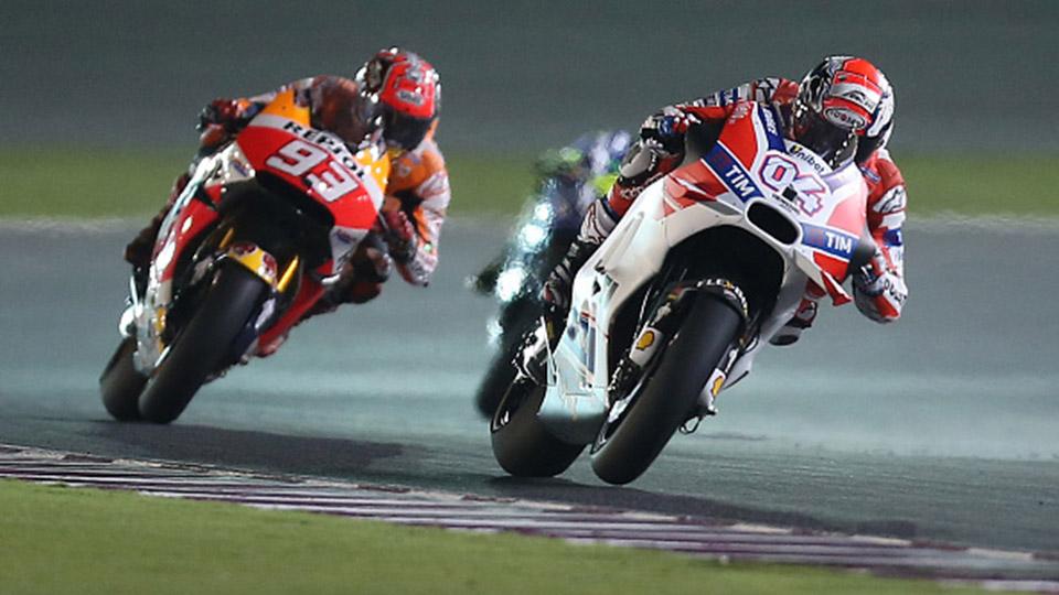 Aksi Marc Marquez coba mengejar Andrea Dovizioso. - INDOSPORT